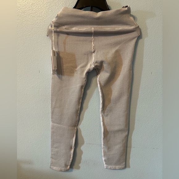 NWT GOOD AMERICAN CROP TOP & SEAMLESS RIBBED LEGGING - Picture 3 of 10